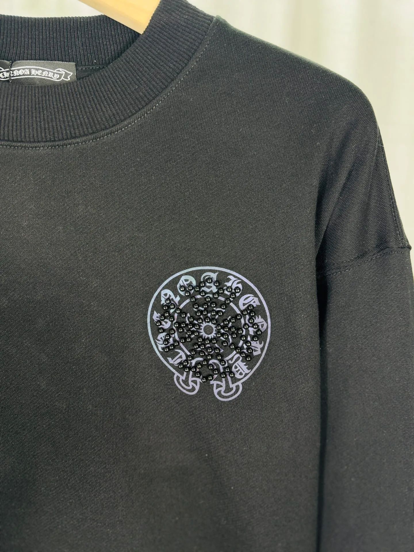 P250 top version, real shot without P, ​​different from market currency) 𝗖𝗵𝗿𝗼𝗺𝗲 𝗛𝗲𝗮𝗿𝘁𝘀/Cro Heart 2025 Reflective Embroidered Beads Compass Embroidered Autumn and Winter New Original Counter American Laser Burnt 3D Pearl Embroidered Couple Casual Sweater 👑The highest version! Customized fabric 420g tripe terry fabric! American acid-washed and distressed original fabric laser burnt ✟appliqué embroidery and exquisite embroidery of letters! The best-selling model in the counter, very comfortable to wear. Accessories: original molded and authenticated collar label➕100% silk wash label. Genuine purchase-grade original hangtag➕matching hanging rope➕3D hanging beads➕original packaging bag. Craftsmanship: The original version has consistent wiring! The highest version of the armhole matching technique! Color: Black White Size: S M L XL Style No.: 9315
